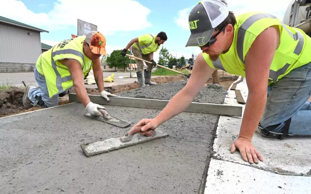 Comparison of residential vs commercial concrete contractors services and equipment